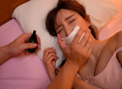 Tôi lợi dụng thuốc mê để quan hệ với cô em họ xinh đẹp